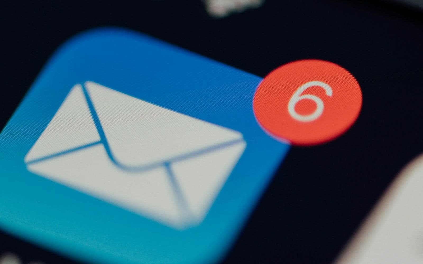 Icône de messagerie signalant six nouveaux e-mails