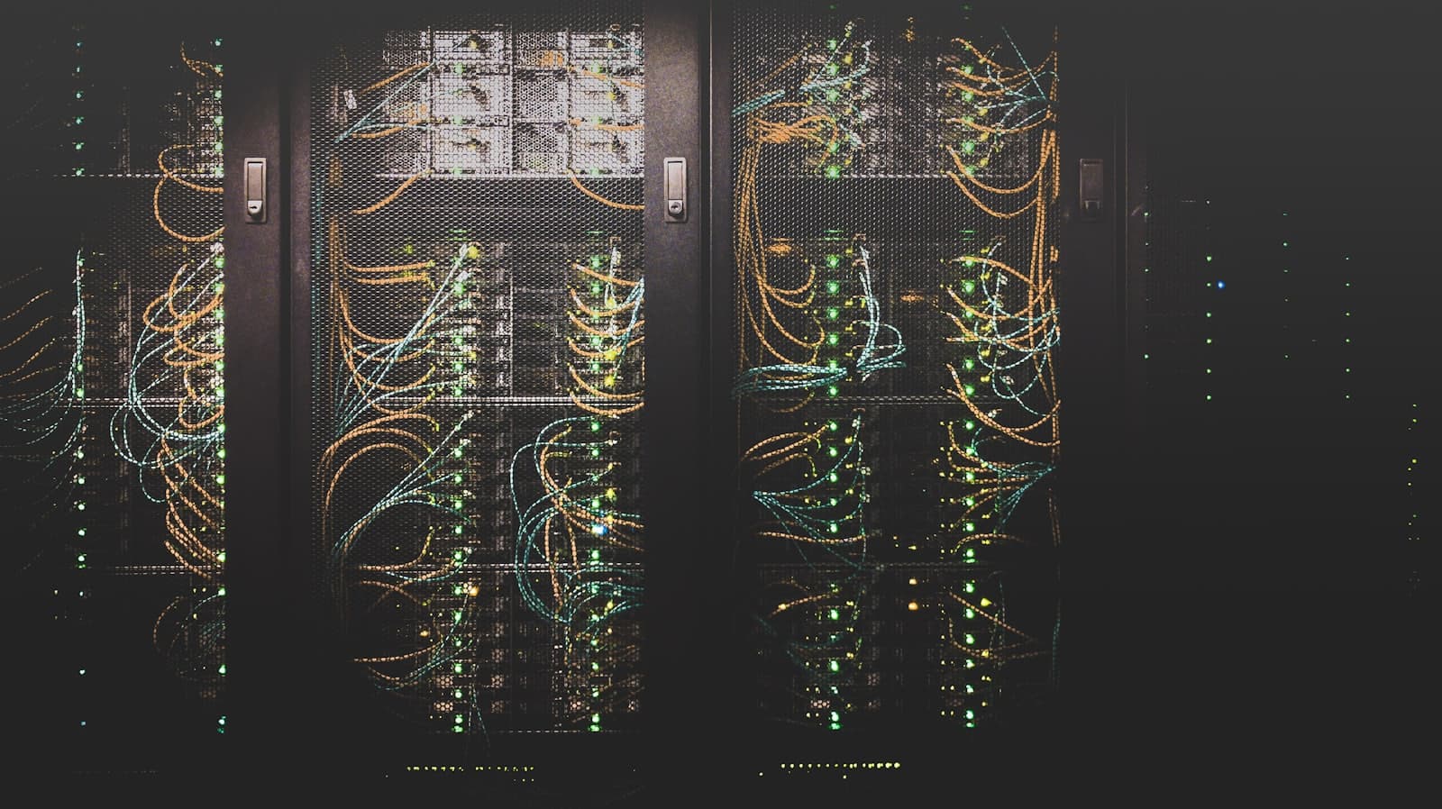 Rangées de serveurs dans une salle informatique