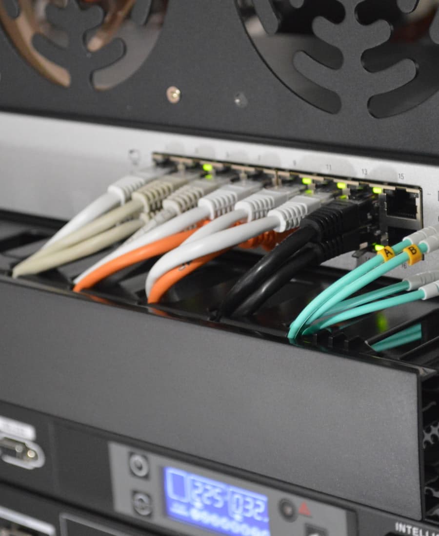 Switch réseau avec câbles connectés